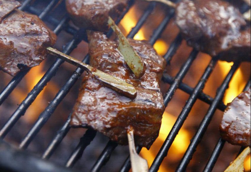 ANTICHUCOS DE CORAZÓN CON SALSA HUANCAINA