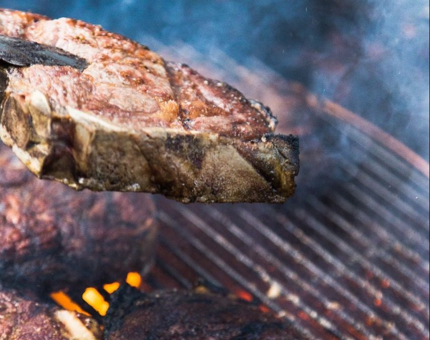 BIFES MADURADOS A FUEGO FUERTE