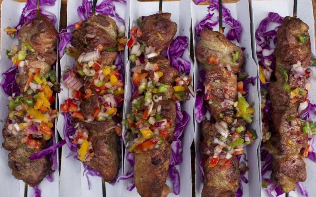 BONDIOLA BRASEADA EN PINCHOS CON SALSA CRIOLLA MULTICOLOR