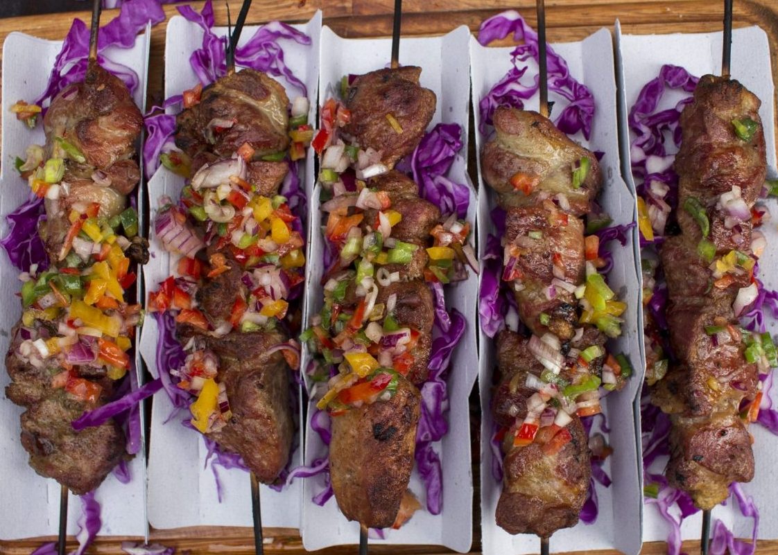 BONDIOLA BRASEADA EN PINCHOS CON SALSA CRIOLLA MULTICOLOR