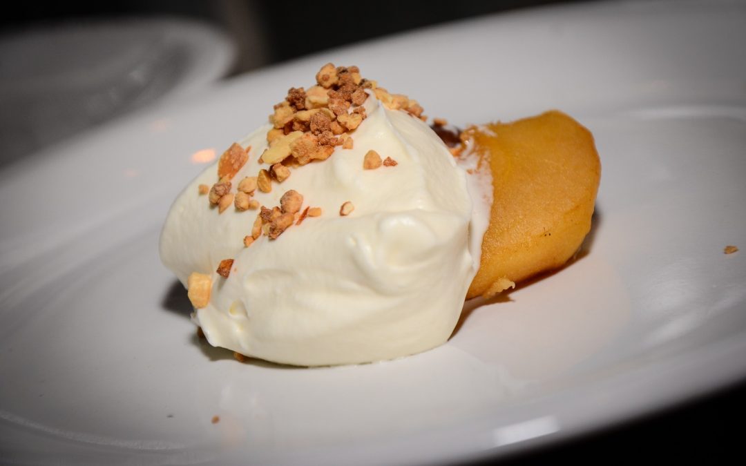 MANZANAS ASADAS CON CREMA BATIDA DE LIMON Y PRALINE