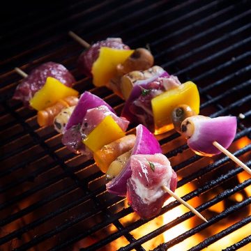 NUEVA RECETA KAMADO ARGENTINO: BROCHETTE DE CERDO Y POLLO